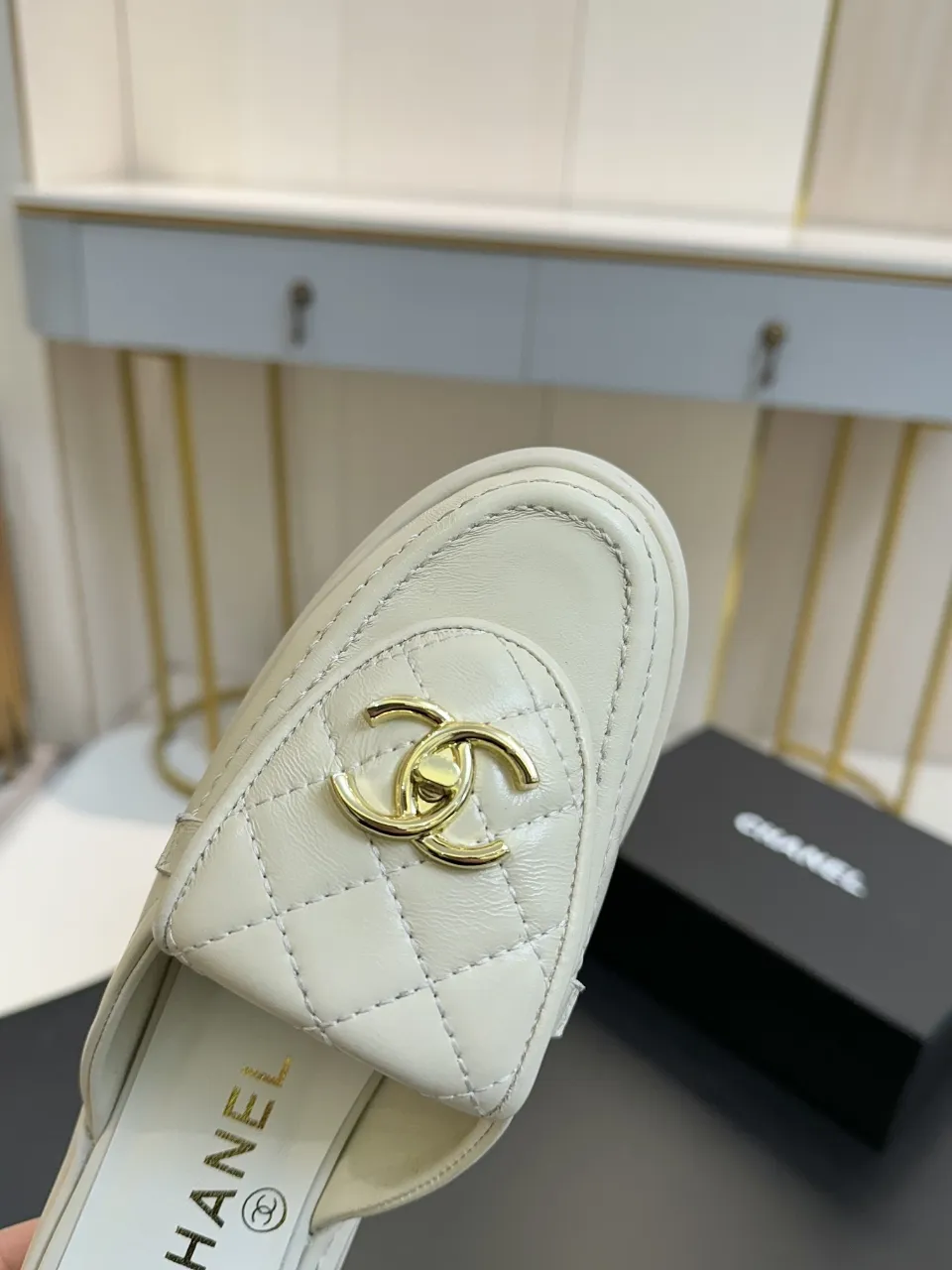 👟👟Ex-factory price 560👟👟 🔥🔥🔥Xiaoxiang official website synchronizes the high version of CHANEL 2025 Chanel top buckle exposed heel shoes, a must-have hot style for early spring, the goddess series, with the elegant and ladylike temperament of the fragrance family, super durable, irresistible, and exciting... ▪️The upper is imported sheepskin ▪️Inside imported sheep lining (same as the original) ▪️Original model opening, genuine leather outsole🇮🇹 ▪️Standard code 35- 41 42 Customized, non-returnable